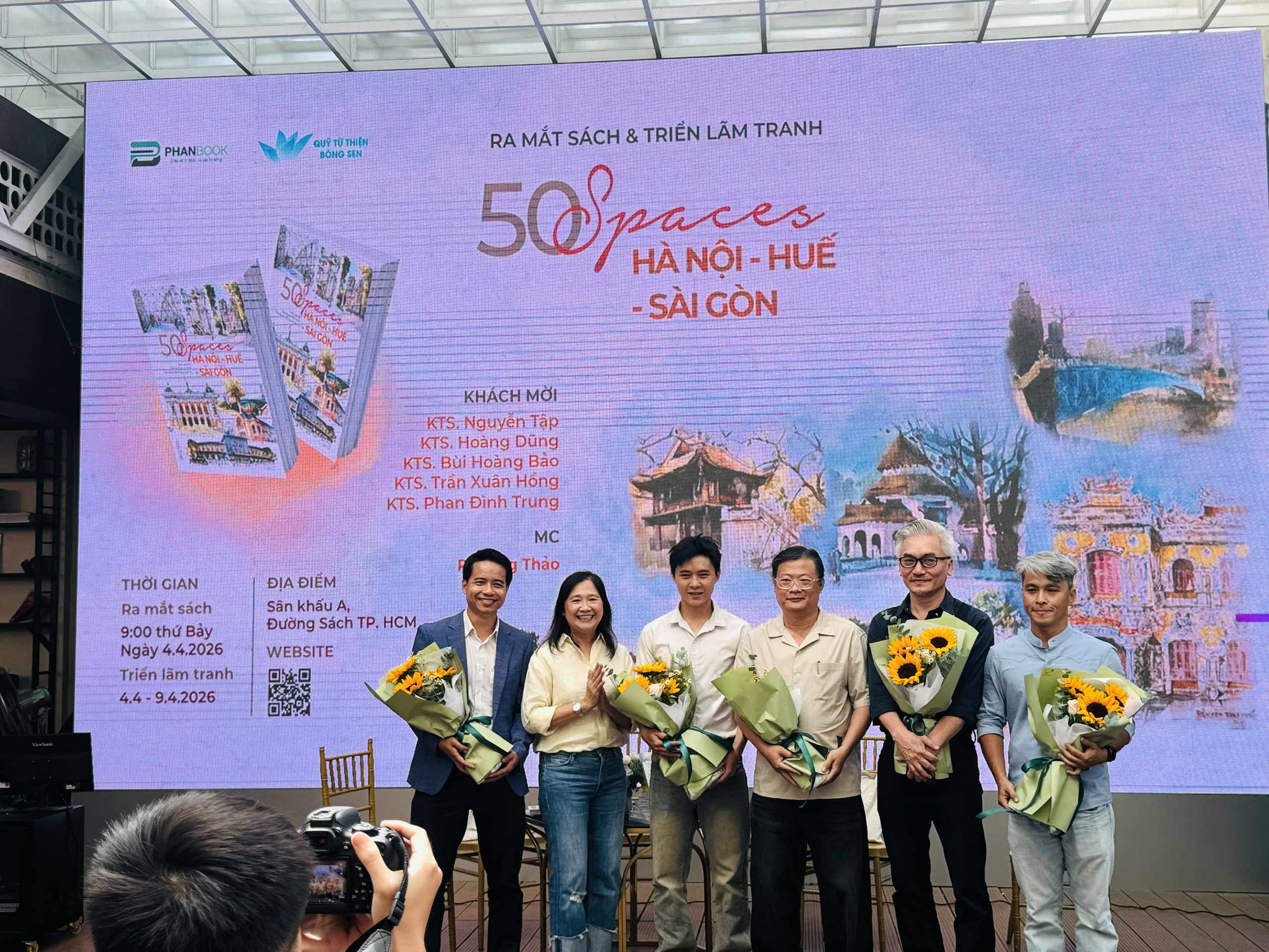 '50 Spaces: Hà Nội - Huế 1 Nhà báo Nguyễn Tập và 'góc ký họa' đam mê vì thiện nguyện - Ảnh 1.