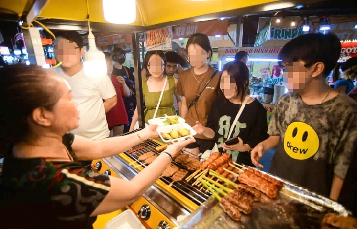 TP.HCM: 53 học sinh nghi ngờ ngộ độc thực phẩm tại Trường Tiểu học Bình Quới Tây - Ảnh 3.