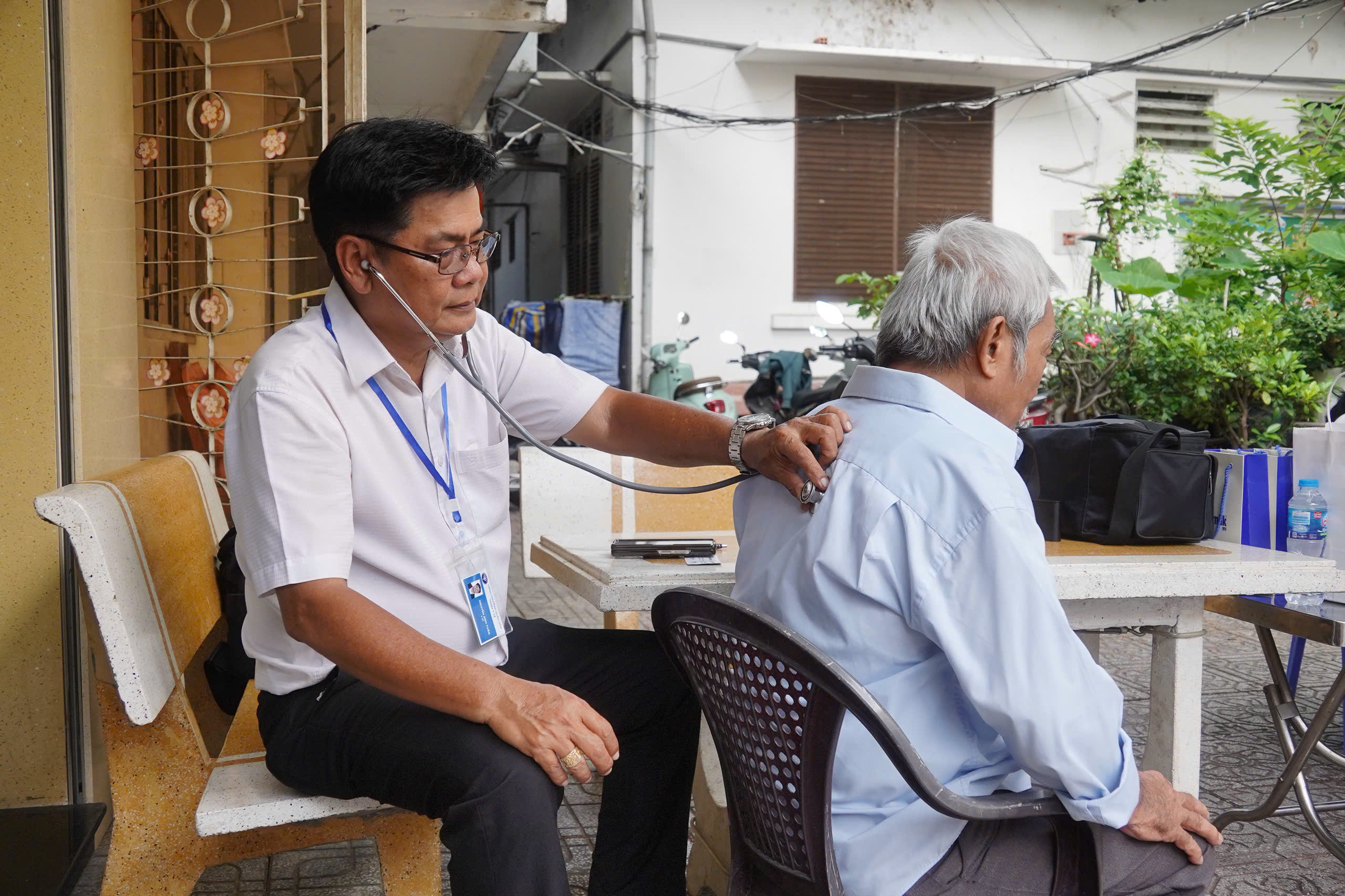 6 bệnh viện lớn TP.HCM hỗ trợ nâng chất lượng Trạm y tế phường Xuân Hòa - Ảnh 1.