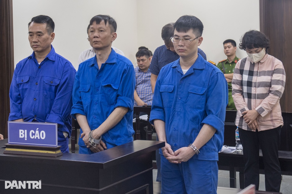 6 cựu cán bộ phường Thanh Trì hầu tòa vì nhận hối lộ để lờ vi phạm - 1