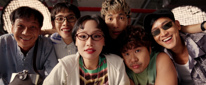 Miu Lê (thứ ba từ trái qua) cùng dàn diễn viên Đại tiệc trăng máu 8. Ảnh: Nhà sản xuất cung cấp