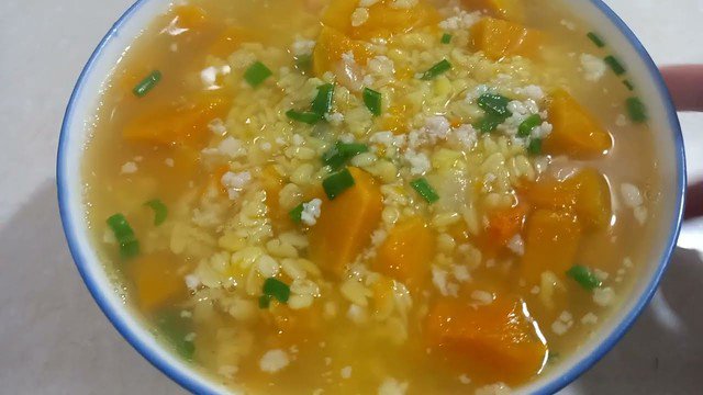 Canh đậu xanh nấu bí đỏ thanh nhiệt, phù hợp với người có biểu hiện nóng trong.