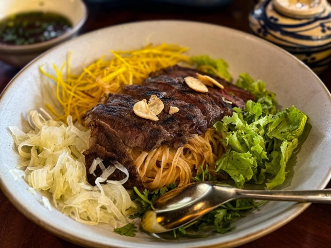 Để xương gãy được liền nhanh, người bệnh có thể bổ sung protein từ thịt bò và vitamin trong rau cải. Ảnh: Quốc An