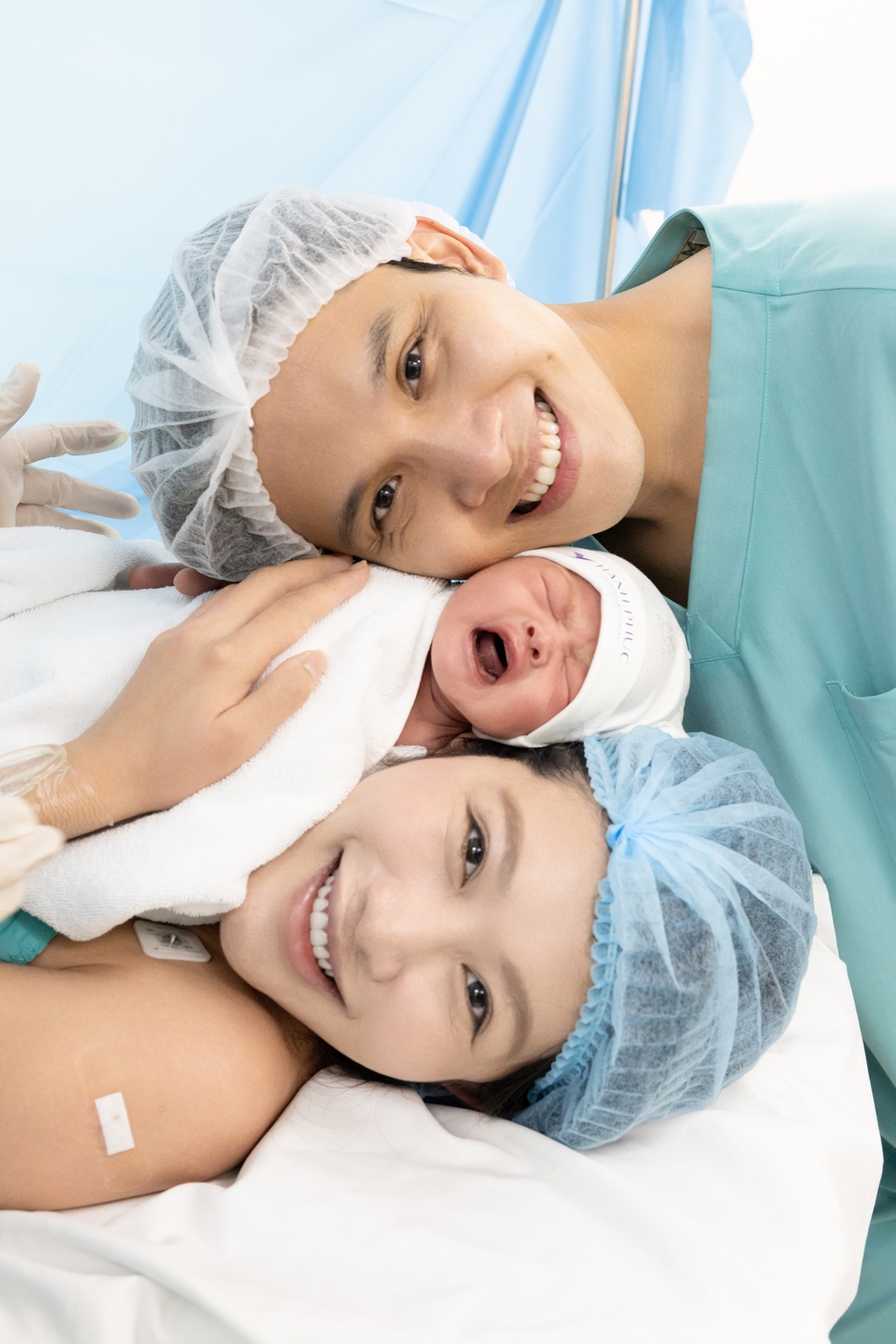 Á hậu Quỳnh Châu sinh con trai đầu lòng, biết ơn bố mẹ chồng - 2