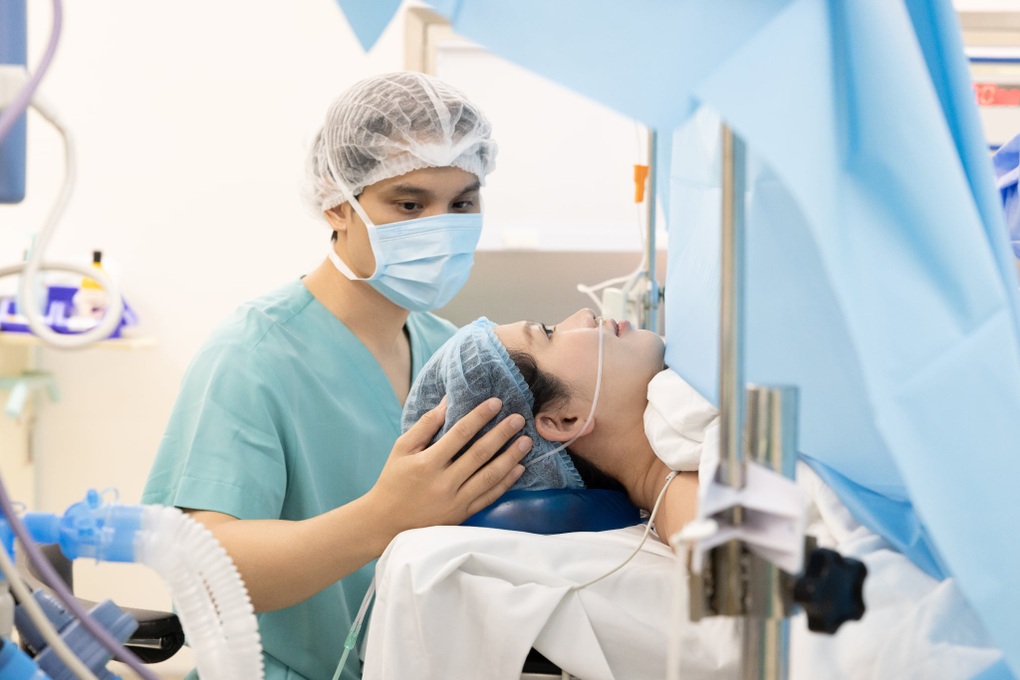 Á hậu Quỳnh Châu sinh con trai đầu lòng, biết ơn bố mẹ chồng - 1