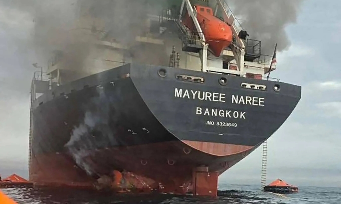 Một tàu chở hàng của Thái Lan bị hư hại vì trúng tập kích gần eo biển Hormuz hồi tháng 3. Ảnh: Hải quân Hoàng gia Thái Lan