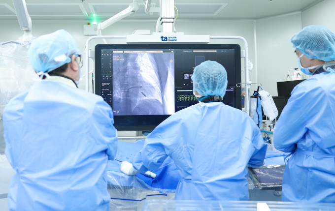 GS Nhân và êkíp cấy máy tạo nhịp không dây cho người bệnh. Ảnh: Bệnh viện Đa khoa Tâm Anh