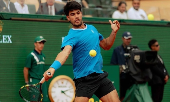 Alcaraz trong trận bán kết Monte Carlo Masters với Vacherot, trên sân Rainier III, Monte Carlo Country Club, Monaco hôm 11/4. Ảnh: Reuters