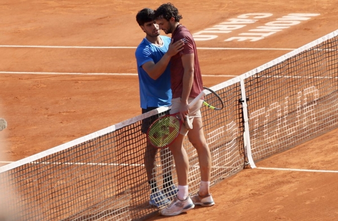 Alcaraz (trái) động viên Vacherot sau trận bán kết Monte Carlo Masters, trên sân Rainier III, Monte Carlo Country Club, Monaco hôm 11/4. Ảnh: Reuters