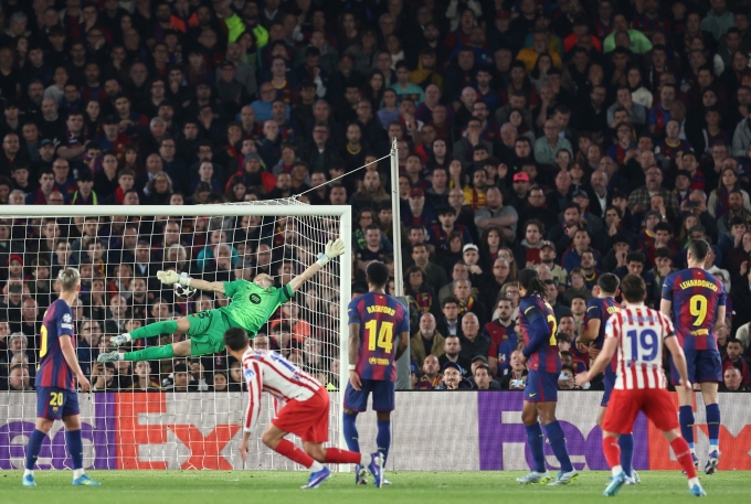 Julian Alvarez (số 19) đá phạt, mở tỷ số trận Atletico Madrid thắng Barca 2-0 ở lượt đi tứ kết Champions League trên sân Camp Nou ngày 8/4. Ảnh: AFP