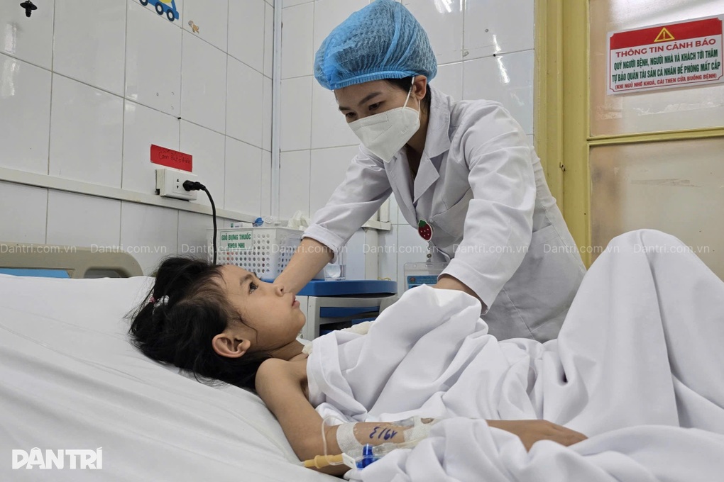 Ám ảnh ánh mắt trong veo của bé 10 tuổi dân tộc Dao bị nhiễm sán lá phổi - 1