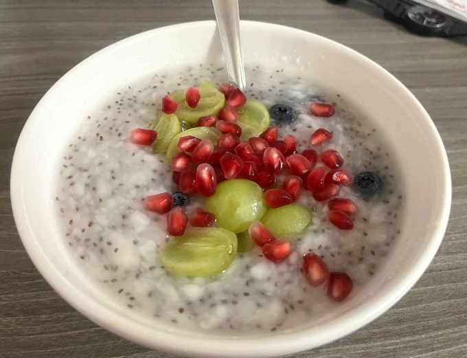 Bữa sáng kết hợp yến mạch, hạt dinh dưỡng và trái cây tươi giúp ổn định huyết áp, kiểm soát mỡ máu. Ảnh: Đình Diệu