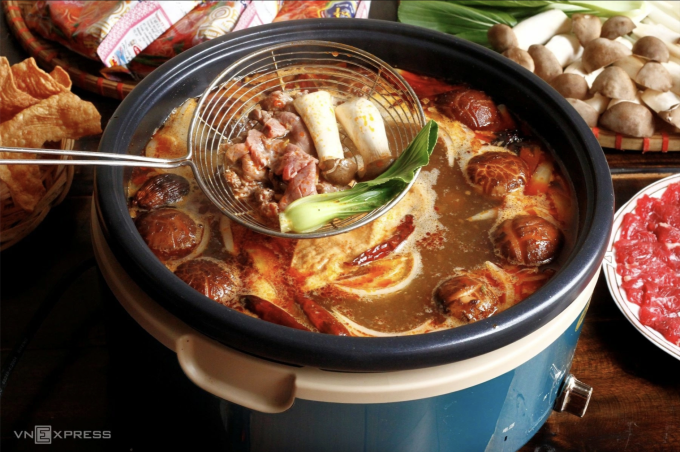 Nên chọn đũa inox loại 316 (tốt hơn loại 304), có thể thoải mái sử dụng với các loại lẩu, song cần chú ý vì dễ gây bỏng. Ảnh: Bùi Thủy