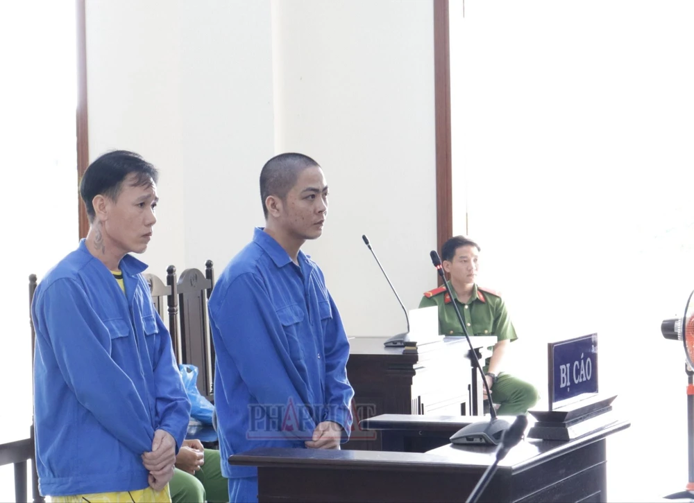 Hại bị cáo Nhí và Hiếu tại tòa ngày 8-4. Ảnh: NHẪN NAM an-mang-tu-chuyen-cam-tay-om-ngang-hong.JPG