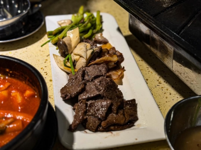 Thịt bò là nguồn protein chất lượng phù hợp cho người suy thận lọc máu muốn bổ sung dinh dưỡng. Ảnh: Quốc An