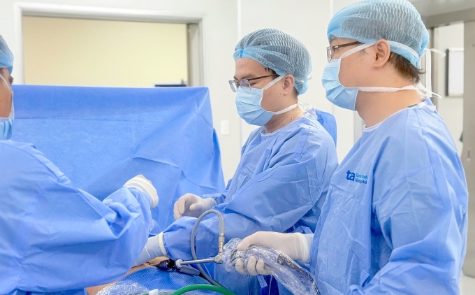 Bác sĩ Bệnh viện Đa khoa Tâm Anh đang phẫu thuật nội soi cắt ruột thừa cho người bệnh. Ảnh: Bệnh viện cung cấp