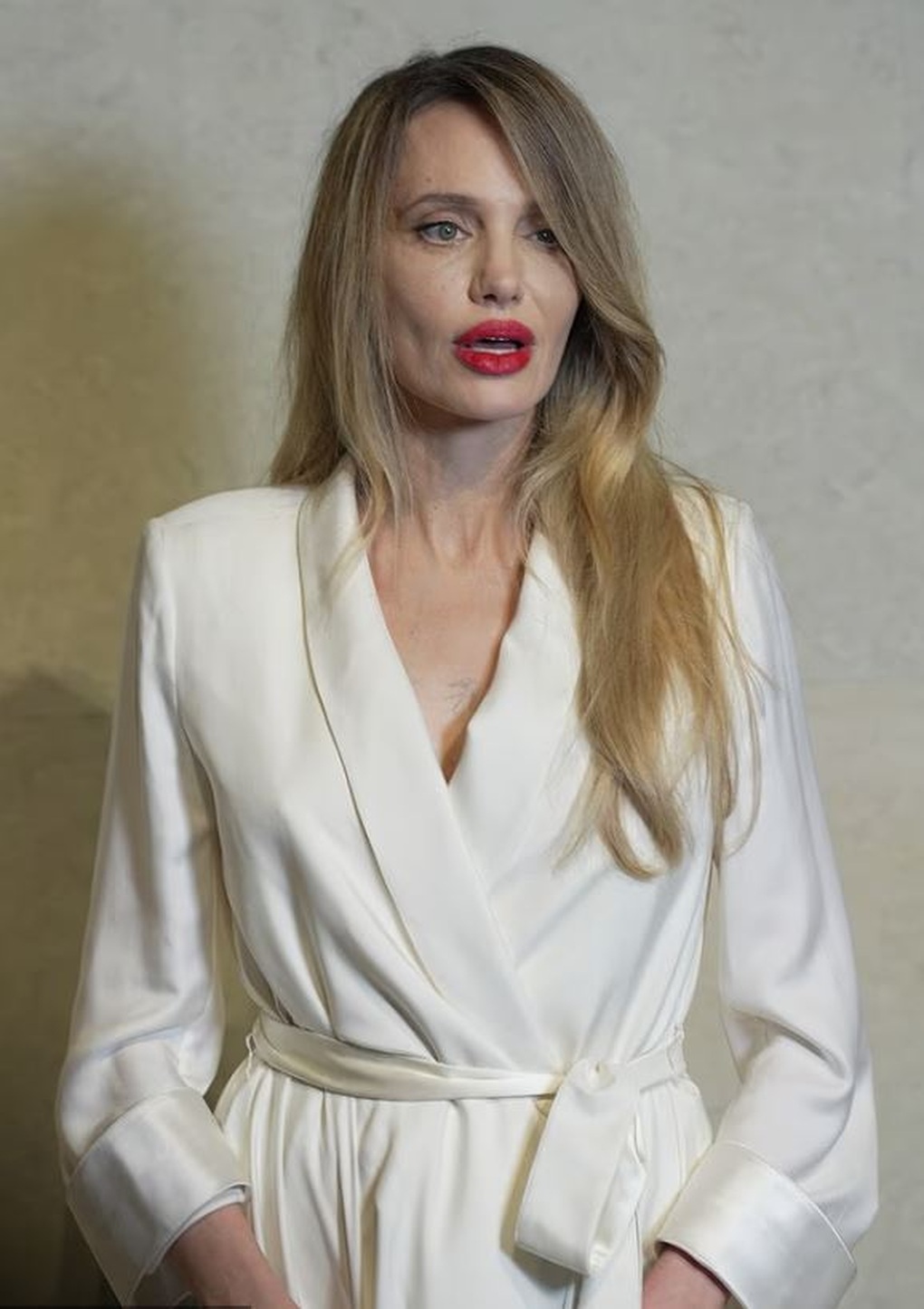 Angelina Jolie lộ diện mạo gầy gò, chia sẻ hành trình giành sự sống - 1