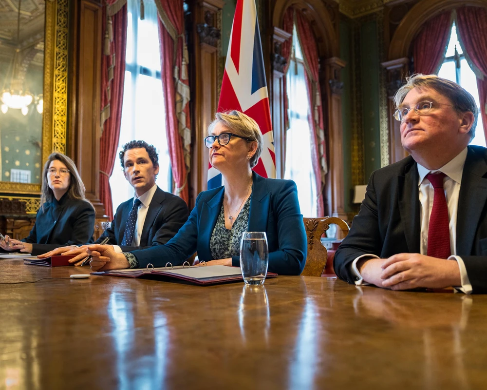 Ngoại trưởng Anh Yvette Cooper (giữa) tại cuộc họp trực tuyến với khoảng 40 quốc gia về Eo biển Hormuz vào ngày 2-4. Ảnh: Michael Peat/Ben Dance/FCDO Quốc tế chạy đua ngoại giao để mở Eo biển Hormuz.jpg