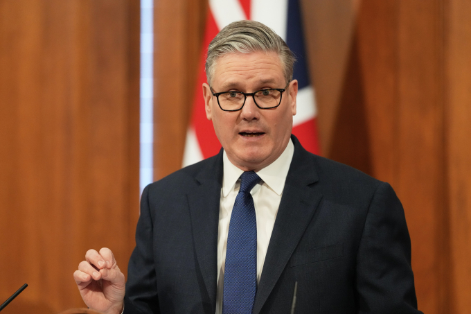 Thủ tướng Anh Keir Starmer họp báo ngày 1/4 tại London. Ảnh: AP