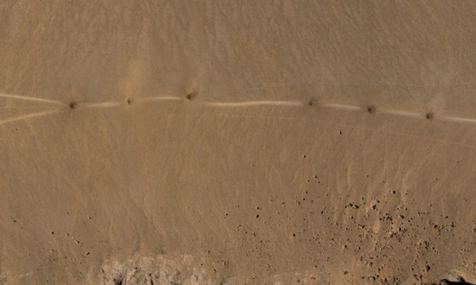 Loạt miệng hố xuống hiện tại con đường ở khu vực phi công F-15E Mỹ được cứu tại Iran hôm 5/4. Ảnh: Airbus