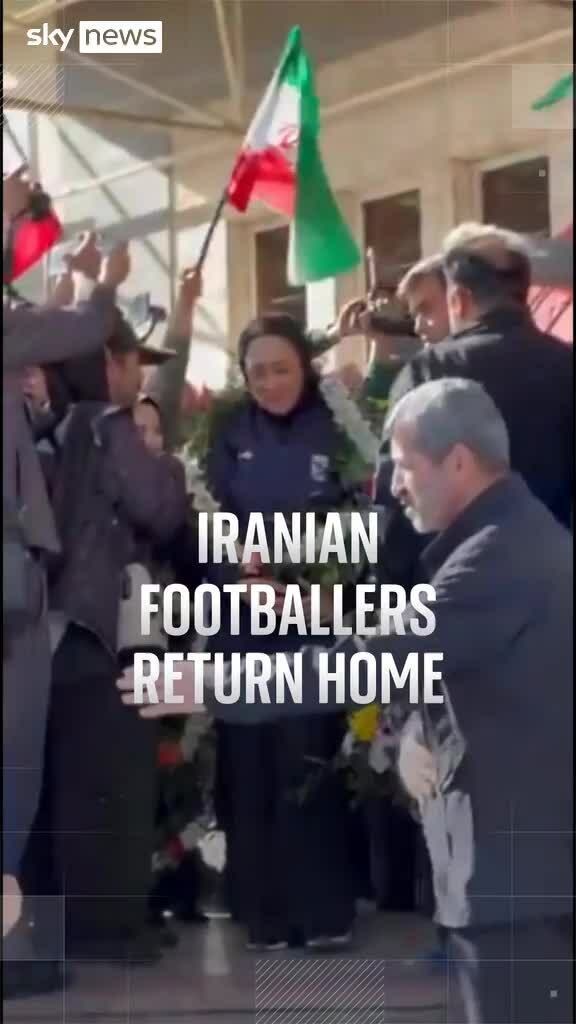 Tuyển nữ Iran được vinh danh ngày về nước