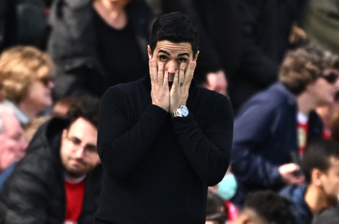 HLV Mikel Arteta thất vọng ngoài đường biên, khi Arsenal thua Bournemouth 1-2  ở vòng 32 Ngoại hạng Anh trên sân Emirates, London, Anh ngày 11/4/2026. Ảnh: Reuters