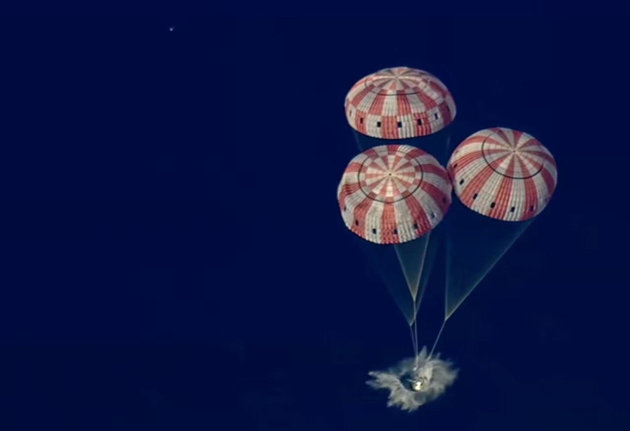 Artemis II hạ cánh thành công ngoài khơi California 1 Artemis II - Ảnh 1.