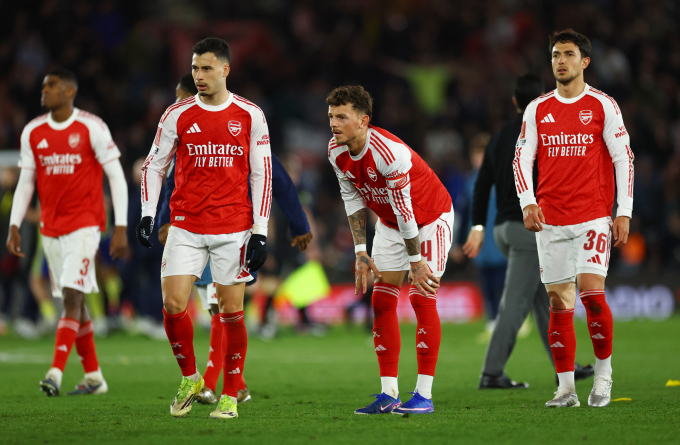 Các cầu thủ Arsenal thất vọng sau khi thua Southampton ở tứ kết Cup FA, trên sân St Marys ngày 4/4/2026. Ảnh: Reuters