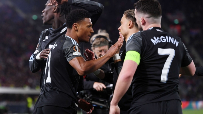 Watkins (trái) mừng bàn thắng cùng các đồng đội, ở lượt đi tứ kết Europa League trên sân Stadio Renato Dall’Ara, Bologna, Italy hôm 9/4. Ảnh: Reuters
