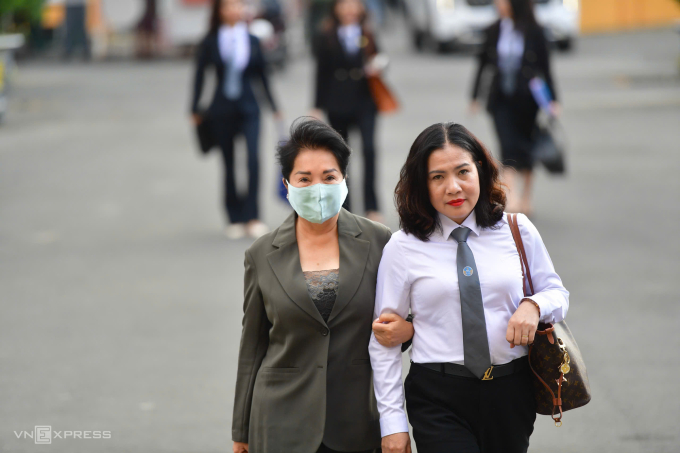 Bà Nguyễn Thị Như Loan (trái) đến tòa cùng luật sư. Ảnh: Thanh Tùng