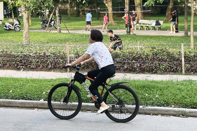 Đạp xe nhẹ nhàng có lợi cho sức khỏe. Ảnh: Linh Linh