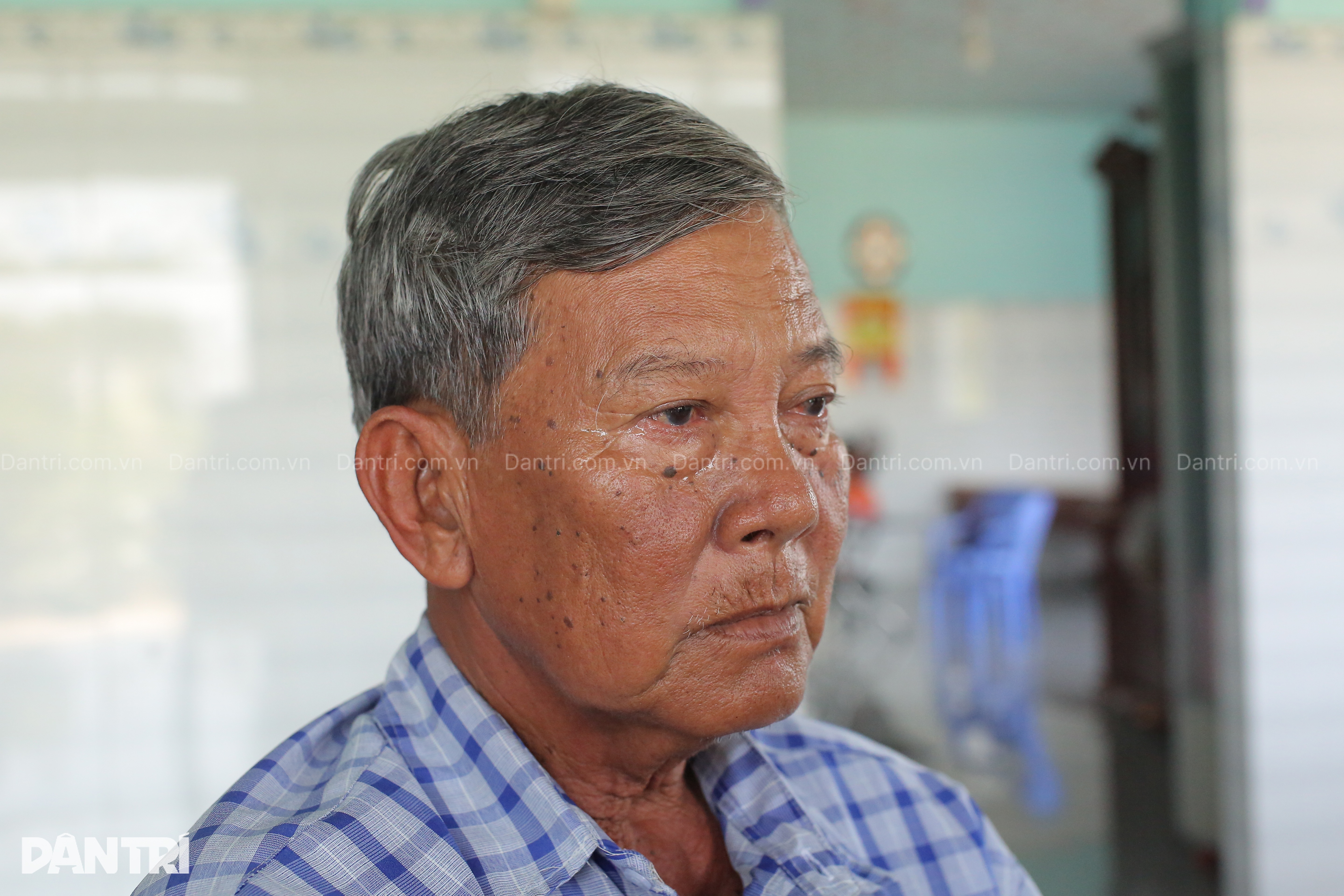 Ba ngôi mộ chưa kịp khô xi măng, ông bà nội lo cháu gái mồ côi thất học - 1