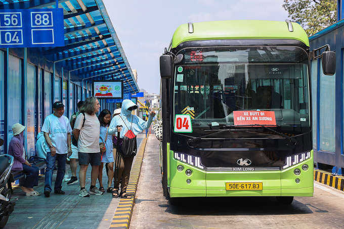 Người dân đón xe buýt ở trung tâm TP HCM, tháng 4/2026. Ảnh: Quỳnh Trần