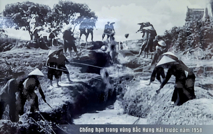 Người dân chống hạn cho Bắc Hưng Hải trước năm 1958. Ảnh: Bộ Nông nghiệp và Môi trường