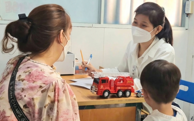 Phụ huynh đưa trẻ đi khám tâm lý tại Bệnh viện Nhi đồng 1. Ảnh: Bệnh viện cung cấp