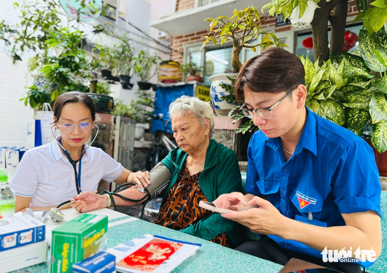 'Bác sĩ gia đình' phường Xuân Hoà đến tận nhà khám bệnh cho dân 1 bác sĩ gia đình - Ảnh 1.