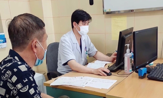 Bác sĩ Hải Nam đang thăm khám cho bệnh nhân. Ảnh: Bác sĩ cung cấp