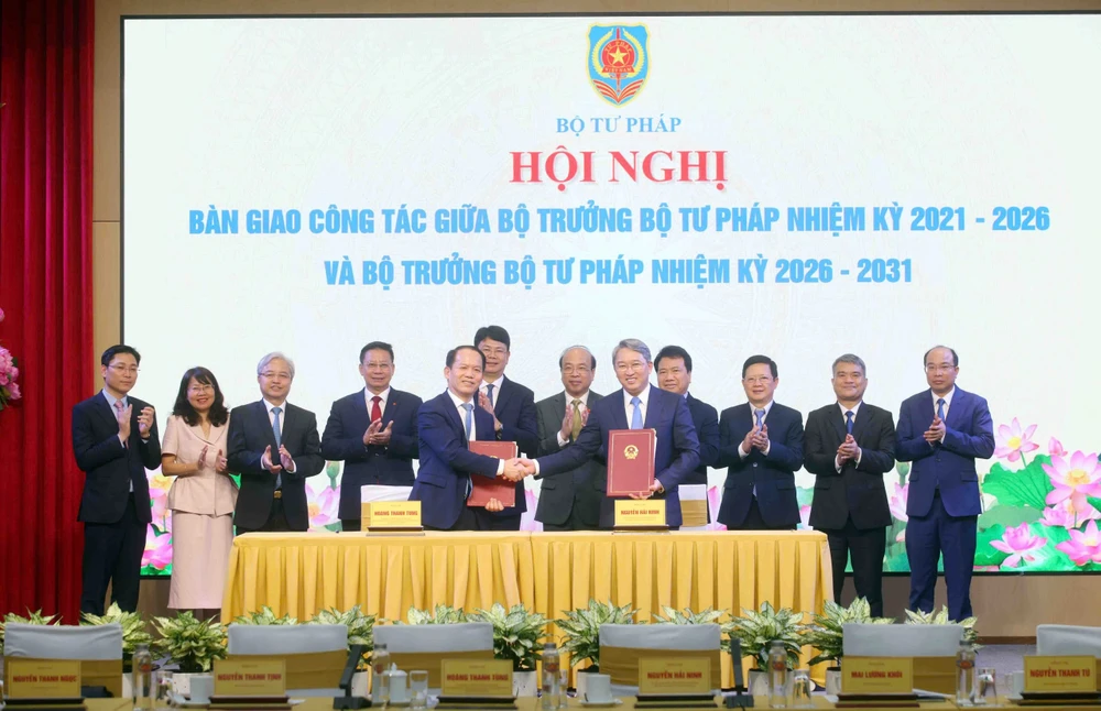 Bộ Tư pháp Nguyễn Hải Ninh và Hoàng Thanh Tùng bàn giao công tác.jpg
