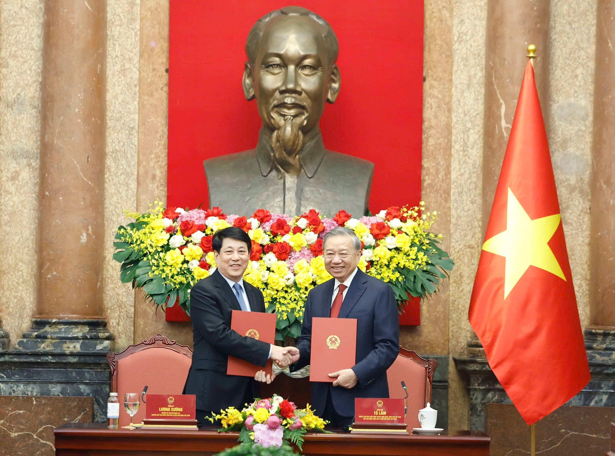 Bàn giao công tác giữa Tổng Bí thư, Chủ tịch nước Tô Lâm và nguyên Chủ tịch nước Lương Cường 1 Bàn giao công tác giữa Tổng Bí thư, Chủ tịch nước Tô Lâm và nguyên Chủ tịch nước Lương Cường - Ảnh 1.