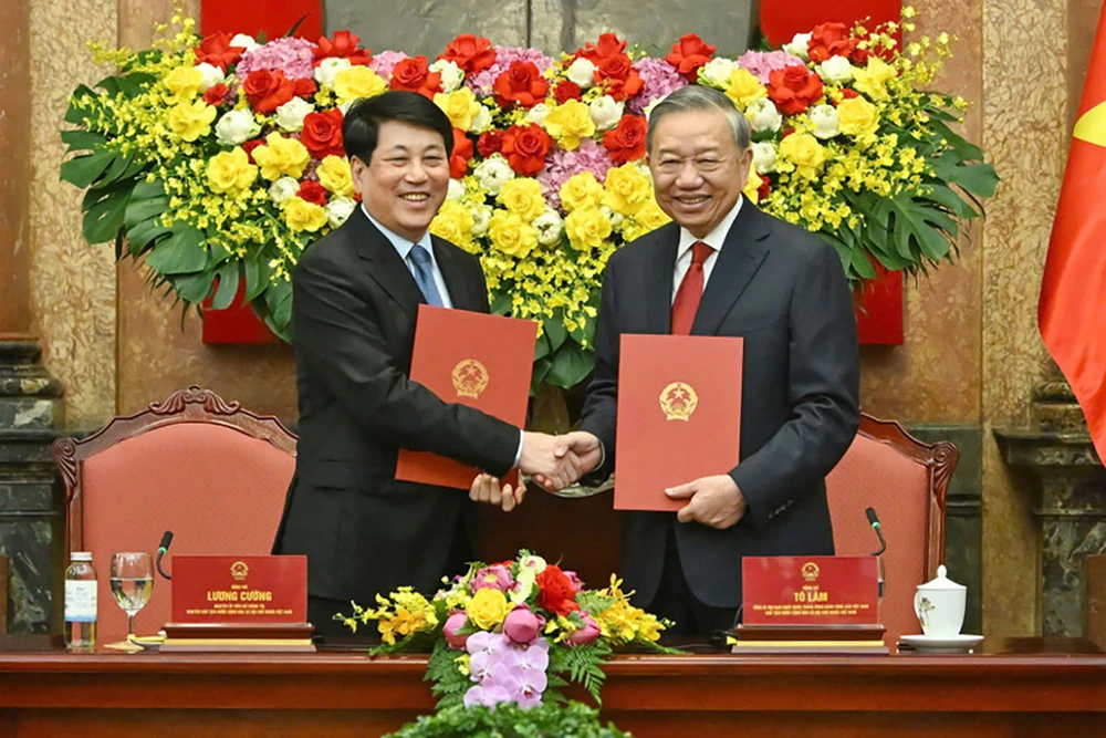 Tổng Bí thư, Chủ tịch nước Tô Lâm và nguyên Chủ tịch nước Lương Cường bàn giao công tác của Chủ tịch nước. Ảnh: NHÂN DÂN nhung-chia-se-cua-nguyen-chu-tich-nuoc-luong-cuong-tai-le-ban-giao-cong-tac-2.jpg