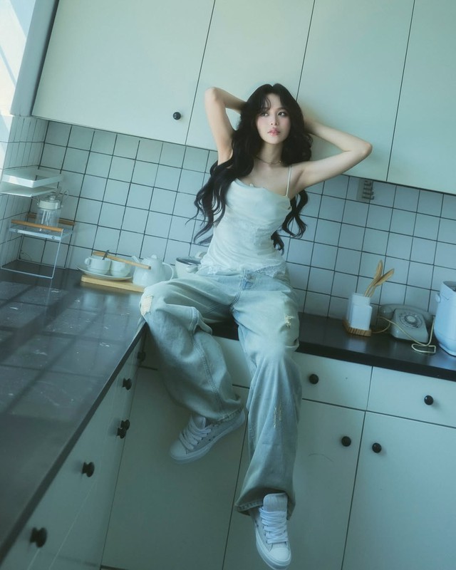 Bản phối áo hai dây cùng quần jeans giúp nàng tự tin khoe cá tính- Ảnh 1.