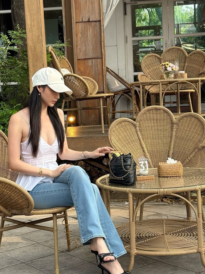 Bản phối áo hai dây cùng quần jeans giúp nàng tự tin khoe cá tính- Ảnh 2.