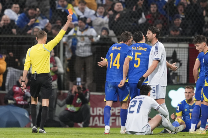 Alessandro Bastoni nhận thẻ đỏ trong trận Italy thua Bosnia & Herzegovina ở chung kết play-off World Cup 2026 trên sân Bilino Polje, Zenica, Bosnia ngày 31/3/2026. Ảnh: AP