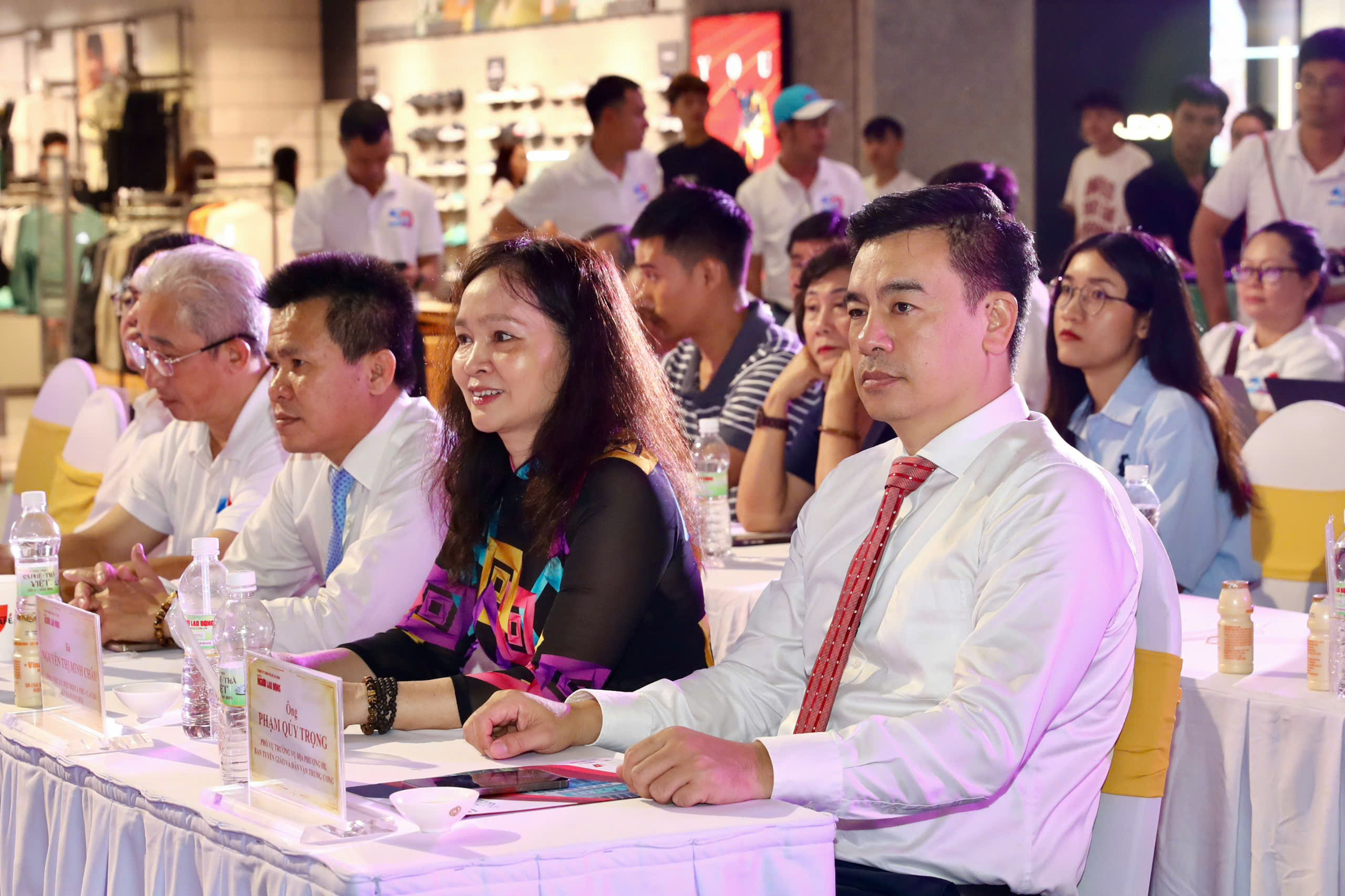 Báo Người Lao Động trao giải cuộc thi viết về cà phê - trà Việt - Ảnh 1.