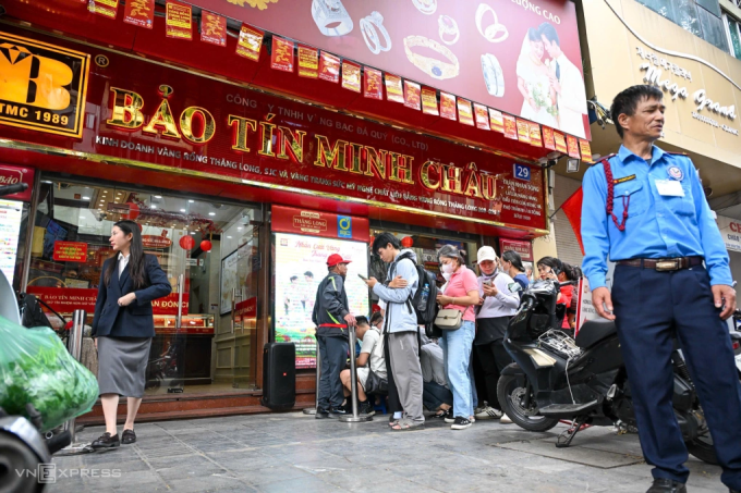 Người dân chờ mua vàng tại cửa hàng Bảo Tín Minh Châu hôm 26/3. Ảnh: Giang Huy.
