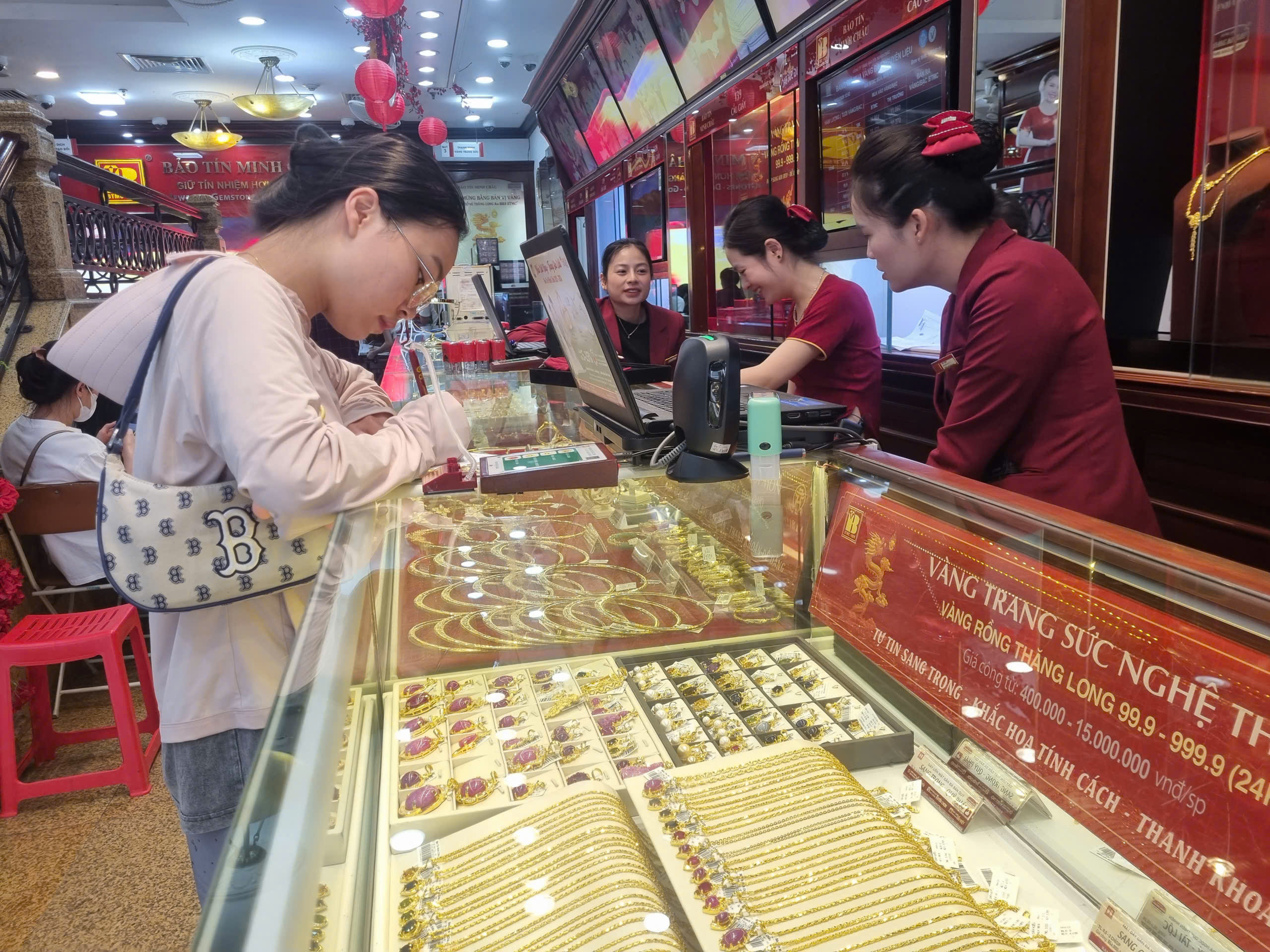 Bảo Tín Minh Châu bán tối đa 10 lượng vàng/khách, mua vào không giới hạn- Ảnh 1. Bảo Tín Minh Châu bán tối đa 10 lượng vàng/khách, mua vào không giới hạn- Ảnh 1.