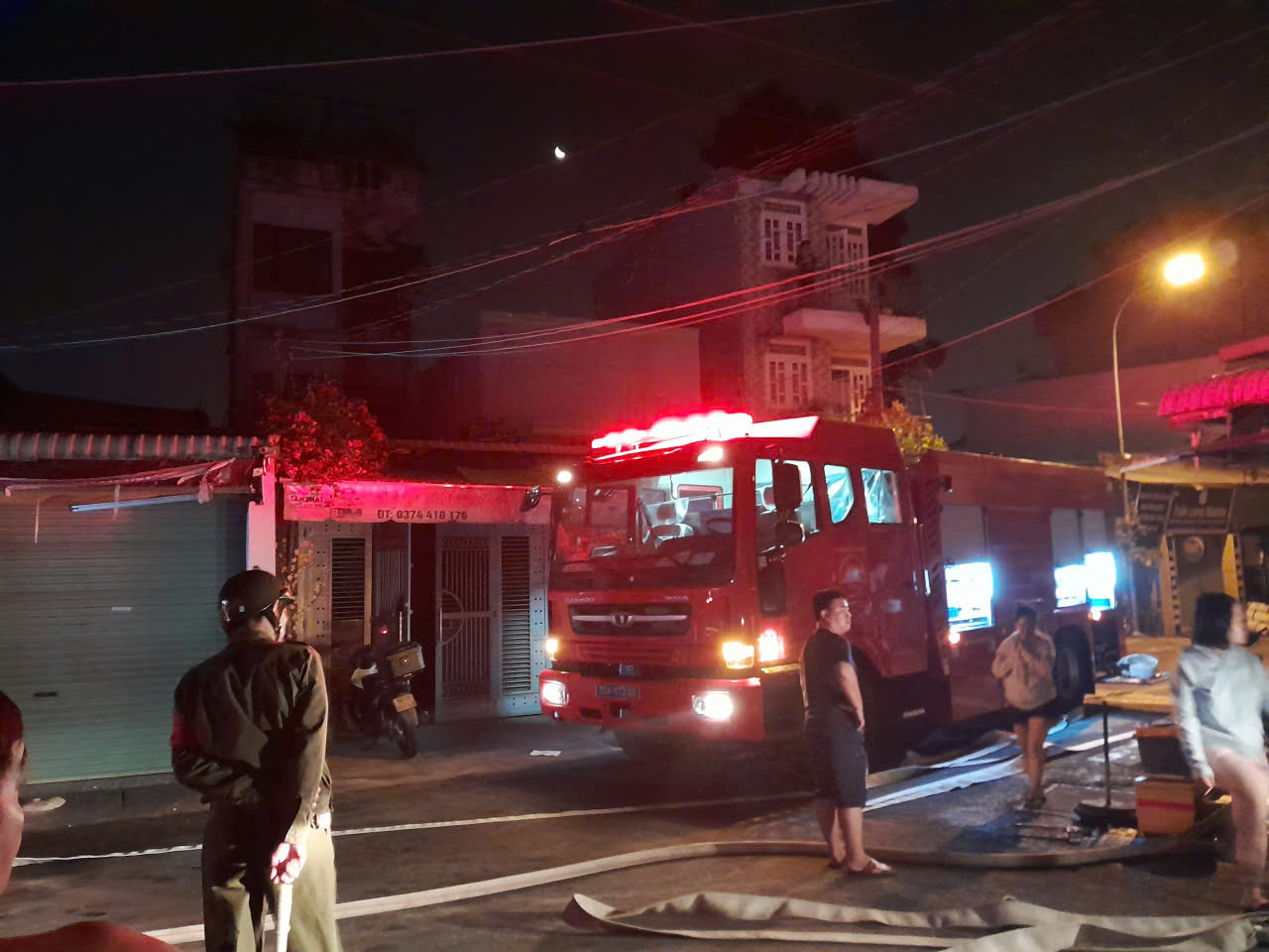 Báo cáo mới nhất vụ cháy nhà trọ khiến 2 người chết ở TP.HCM 1 Báo cáo mới nhất vụ cháy nhà trọ ở TP.HCM vào rạng sáng 12.4 - Ảnh 1.