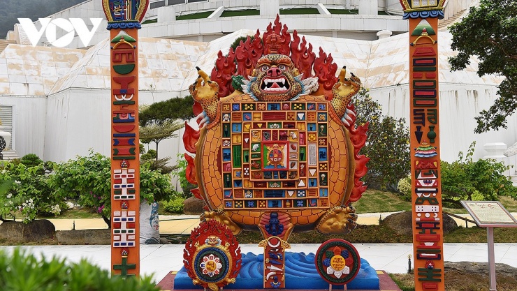 Bảo tháp Mandala Tây Thiên (xã Tam Đảo, Phú Thọ) mang đậm dấu ấn Phật giáo Kim cương thừa vùng Himalaya. Mandala xuất phát từ gốc “manda” nghĩa là tinh túy, hậu tố “la” mang nghĩa chứa đựng.