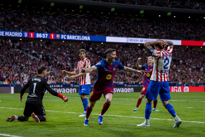 Robert Lewandowski ăn mừng sau khi ghi bàn vào lưới Atletico Madrid ở vòng 30 La Liga, trên sân Metropolitano, Madrid, Tây Ban Nha ngày 4/4/2026. Ảnh: Reuters