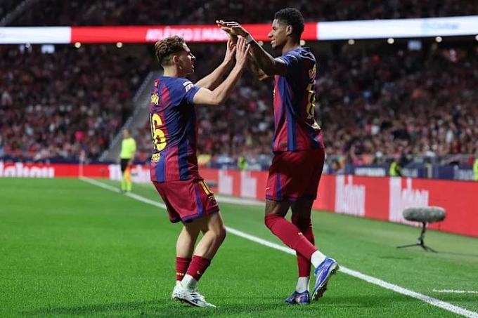 Rashford (phải) mừng bàn trong trận Atletico 1-2 Barca ở vòng 30 La Liga tối 4/4. Ảnh: QSI